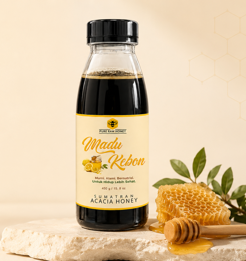 Botol MaduKebon berisi madu murni di atas kayu natural